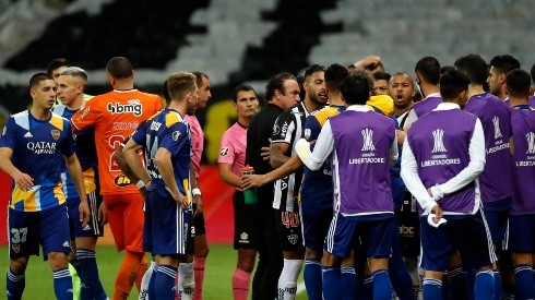 Jogo entre Atlético-MG x Boca Juniors termina em confusão após polêmica do VAR e classificação do time mineiro nos pênaltis. (Foto: