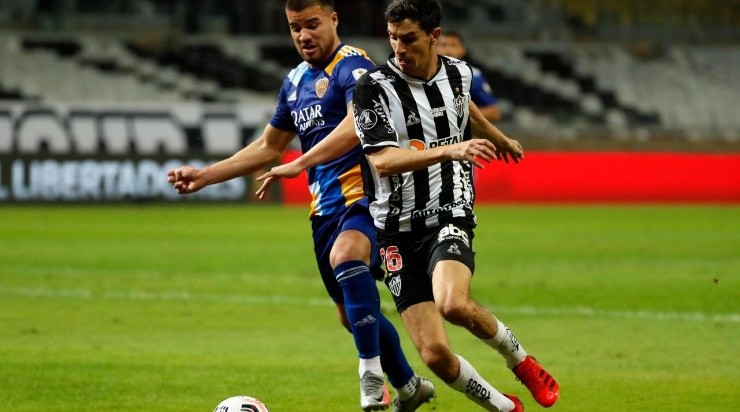 Ignacio Fernández of Atletico MG fights for the ball with Marcelo Weigandt of Boca Juniors (Getty)