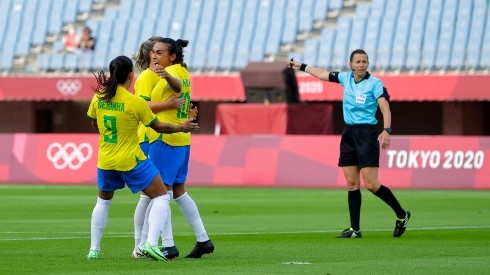 Marta comemorando um dos dois gols na vitória de 5x0 contra a China, no Estádio Miyagi, pela primeira rodada do Grupo F do futebol feminino das Olimpíadas de Tóquio-2020 (Foto: Getty Images)