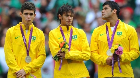Oscar, ao lado de Neymar e Hulk, no pódio olímpico do futebol masculino em Londres (Foto: Getty Images)