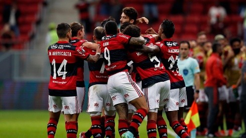 Flamengo golea a Defensa y Justicia para clasificar a cuartos de final de Libertadores