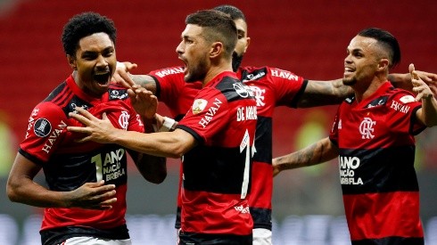 Jogadores do Flamengo comemoram um dos gols da vitória sobre o Defensa y Justicia (Foto: Getty Images)