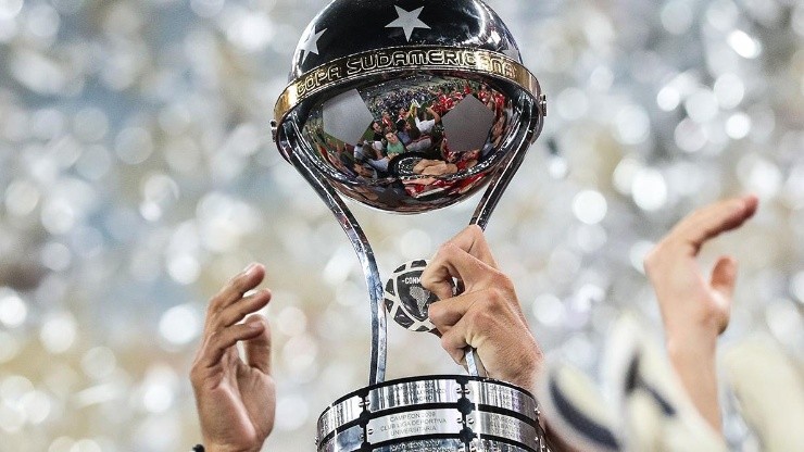 Trofeo de la Copa Sudamericana.