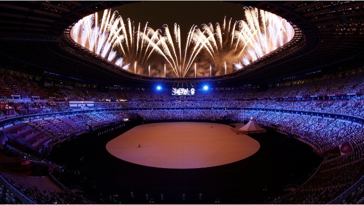 Fuegos artificiales para el comienzo de la ceremonia de apertura.