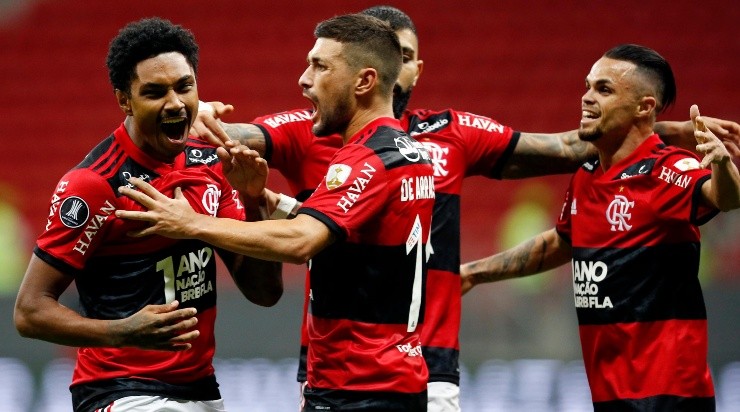 Jogadores do Flamengo comemoram um dos gols no meio de semana (Foto: Getty Images)