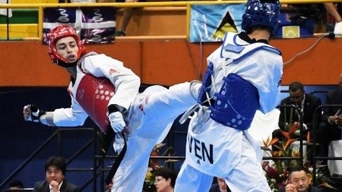 Lucas Guzmán, de rojo, único representante argentino en Taekwondo dentro de Tokio 2020 (Foto: Comité Olímpico Argentino)