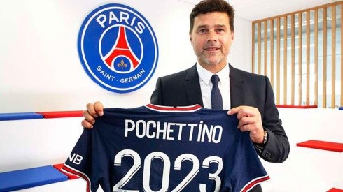 Mauricio Pochettino y su camiseta de renovación con PSG.