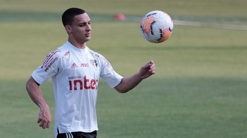 Antony durante treino do São Paulo no CT Barra Funda (Foto: Marcello Zambrana/AGIF)