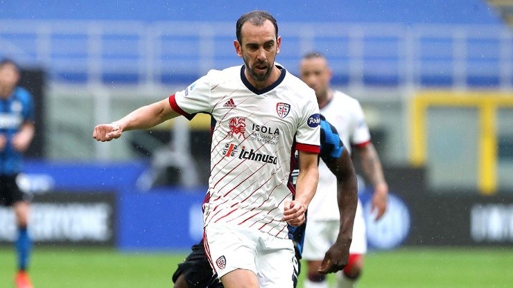 Diego Godín jugando con Cagliari.