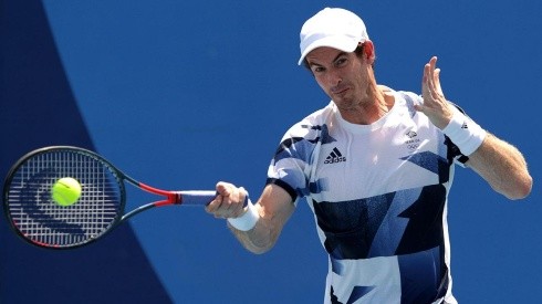 Murray en acción del tenis de dobles.