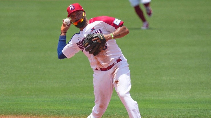 Diego Goris en acción con República Dominicana.