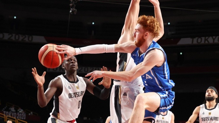 Nico Mannion y la insólita bandeja que erró.