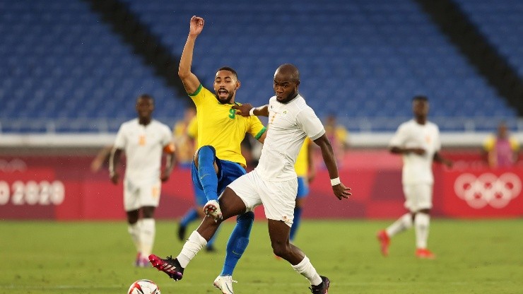 Disputa de balón entre Brasil y Costa de Marfil en Tokio.