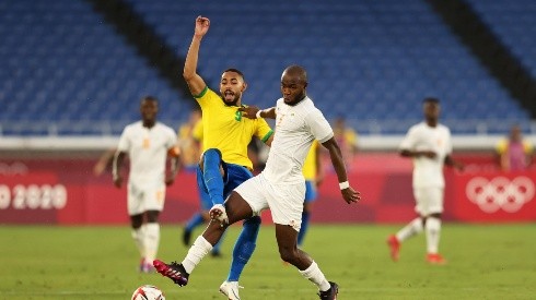 Disputa de balón entre Brasil y Costa de Marfil en Tokio.