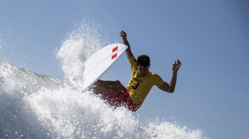 Surfista peruano Lucca Mesinas clasificó a los cuartos de final en 'Tokio 2020'