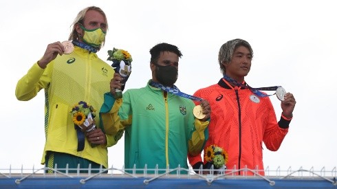 Owen Wright (esq.), Ítalo Ferreira (cen.) e Kanoa Igarashi (dir.) exibem suas medalhas em Tóquio (Getty Images)