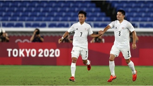 Takefusa Kubo festeja su gol en la victoria de Japón sobre Francia.