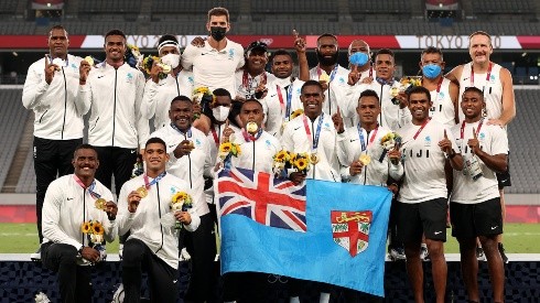 Fijianos comemoram a segunda medalha de ouro no Rugby Sevens (Foto: Getty Images)