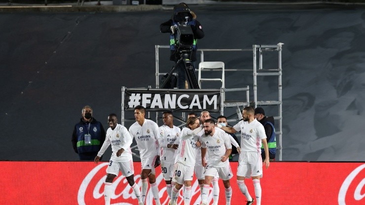 Jugadores de Real Madrid festejan un gol.