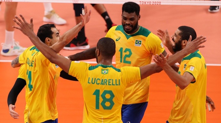 Jogadores brasileiros comemoram ponto dentro de quadra (Foto: Getty Images)