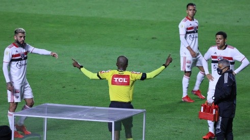Luiz Flávio de Oliveira anula o gol contra de Gustavo Gómez com auxílio do VAR (Foto: Marcello Zambrana/AGIF)