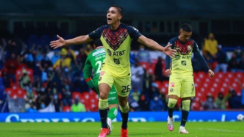 Salvador Reyes festejó con todo su primer gol en América