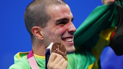 Bruno Fratus com a medalha de bronze dos 50m livre (Foto: Getty Images)