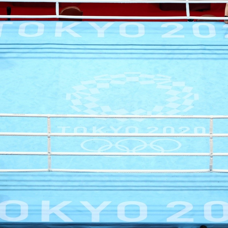 ¡Se volvió loco! Lo descalificaron, golpeó la cámara y se sentó en el ring durante media hora