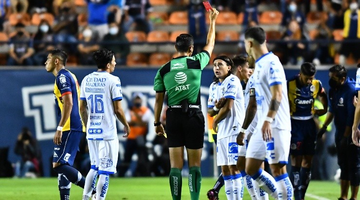 Olivera se fue expulsado por un codazo criminal.(Imago 7)