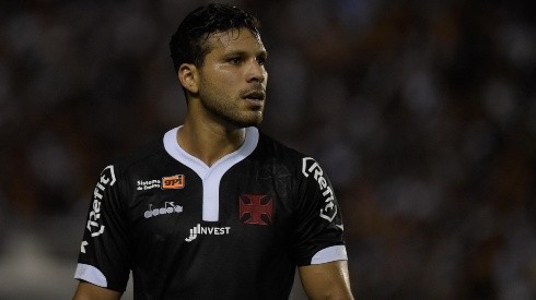 Oswaldo Henríquez: oferecido ao clube nos últimos dias (Foto: Thiago Ribeiro/AGIF)