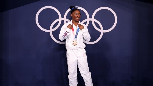 Simone Biles sorri ao exibir a medalha de bronze na trave, nos Jogos Olímpicos de Tóquio (Getty Images)
