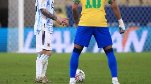 Acción de juego de la final de Copa América entre Brasil y Argentina.