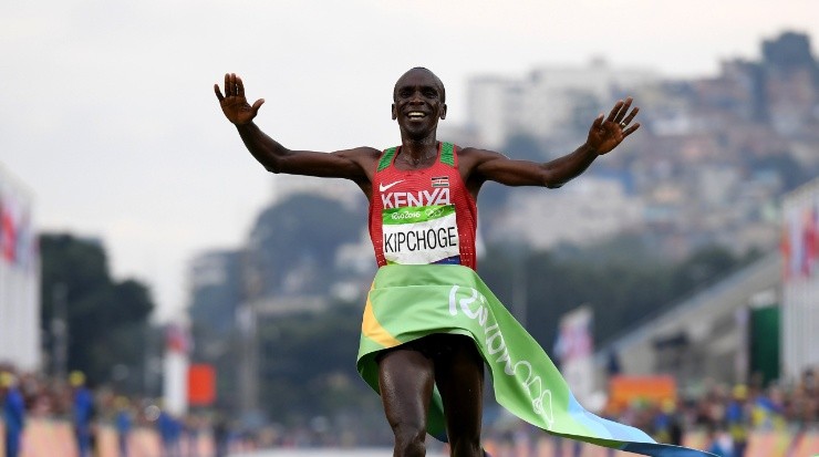 Eliud Kipchoge crossing the finishing line at the Rio 2016 Olympics marathon final. (Getty)