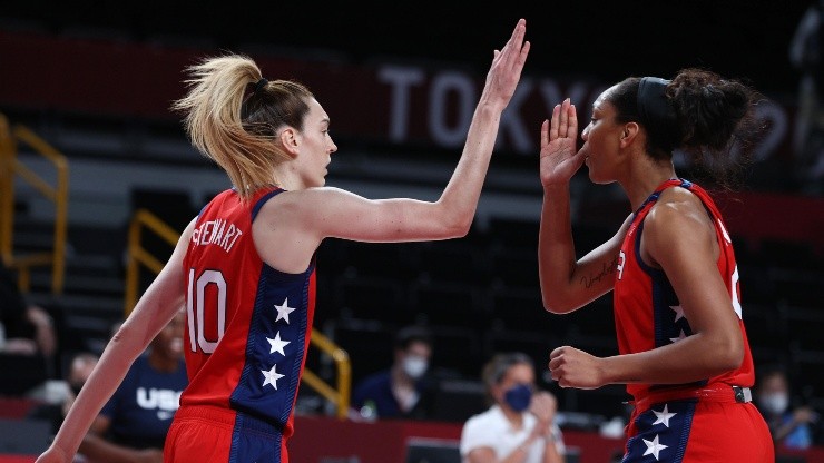 Breanna Stewart y A'Ja Wilson lideran a Estados Unidos hacia las semifinales de Tokio 2020.