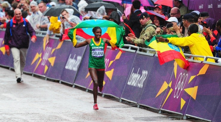 Tiki Gelana of Ethiopia celebrates after the Women&#039;s Marathon. (Getty)