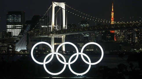 The sun sets behind the Olympic rings in Tokyo. (Getty)
