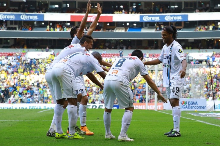 Ronaldinho contra el América