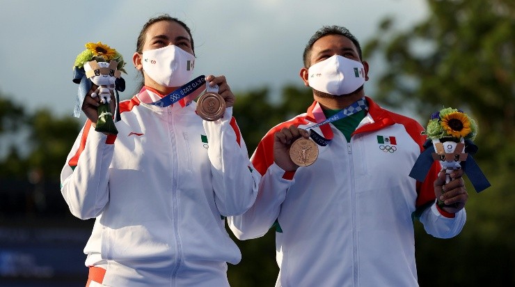 Ale Valencia y &#039;El Abuelo&#039; Álvarez obtuvieron la primera medalla de México. (Getty)