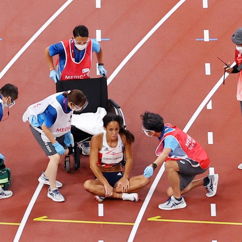 VIDEO | Tokio 2020: Se lesionó y prefirió terminar la carrera en lugar de salir en silla de ruedas