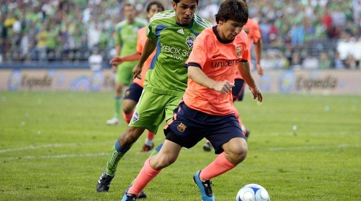Lionel Messi #10 of FC Barcelona looks play the ball on the attack away from Leonardo Gonzalez #19 of Seattle Sounders FC (Getty)