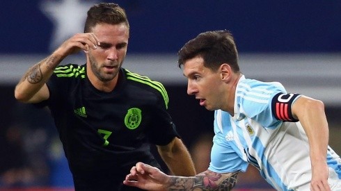 Miguel Layún ante Lionel Messi en un México vs. Argentina.