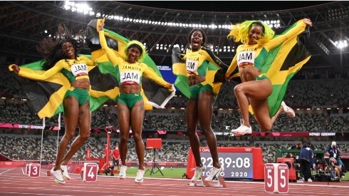 Jamaica, con Elaine Thompson a la cabeza, gana el oro en relevo 4x100 metros femenino.