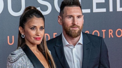 Lionel Messi y su esposa en evento público.