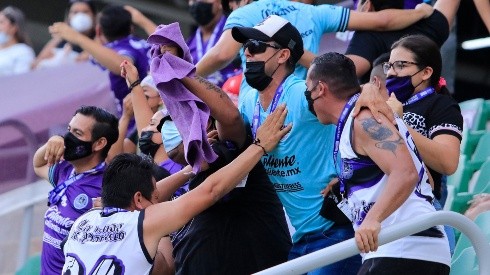 La afición del Mazatlán en el estadio el Kraken.
