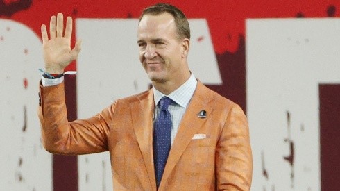 Peyton Manning después de haber recibido la chaqueta dorada (Getty Images)