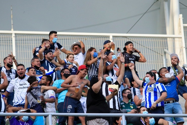 La afición del Monterrey en el estadio Mazatlán (foto: Jam Media).