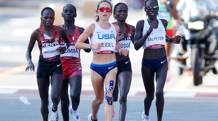 Molly Seidel, con el pelotón de punta del maratón de Tokio 2020 (Getty Images)