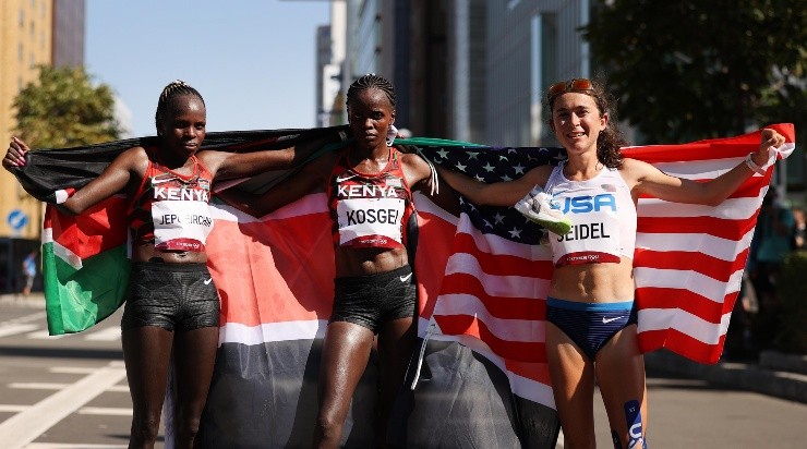 El podio femenino del maratón de Tokio: Peres Jepchirchir, Brigit Kosgei y Molly Seidel, el 1-2-3 (Getty Images)