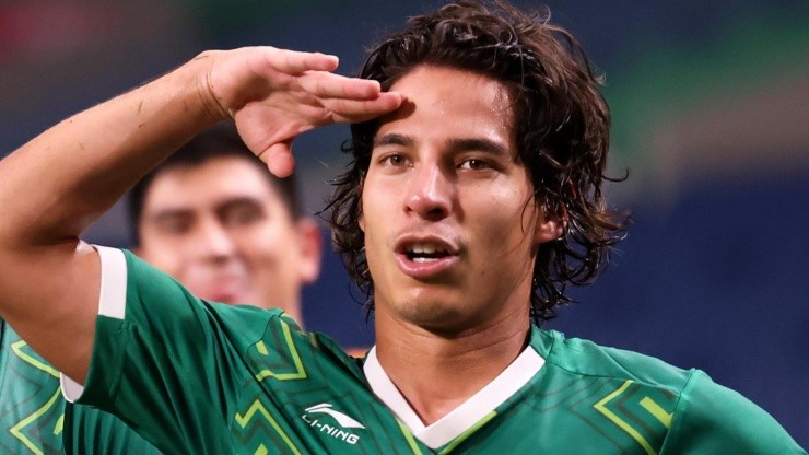 Diego Lainez salió lesionado del partido de México ante Japón por la medalla de bronce.