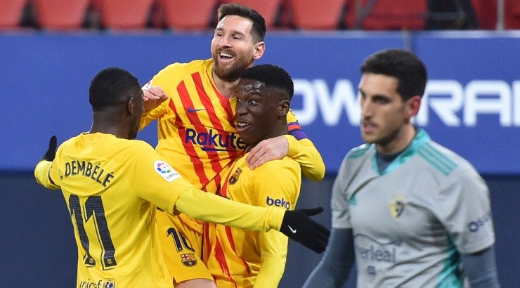 Ilaix Moriba (right) of Barcelona celebrates with Lionel Messi (center) and Ousmane Dembele (left). (Getty)